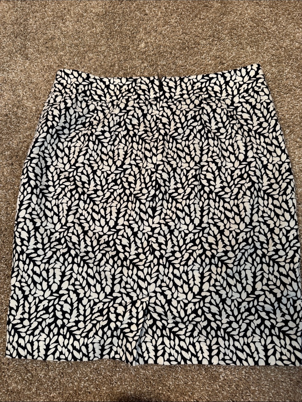 LOFT Black and White Leaf-Print Pencil Skirt SZ 2P back zip up stretch career - Picture 7 of 8